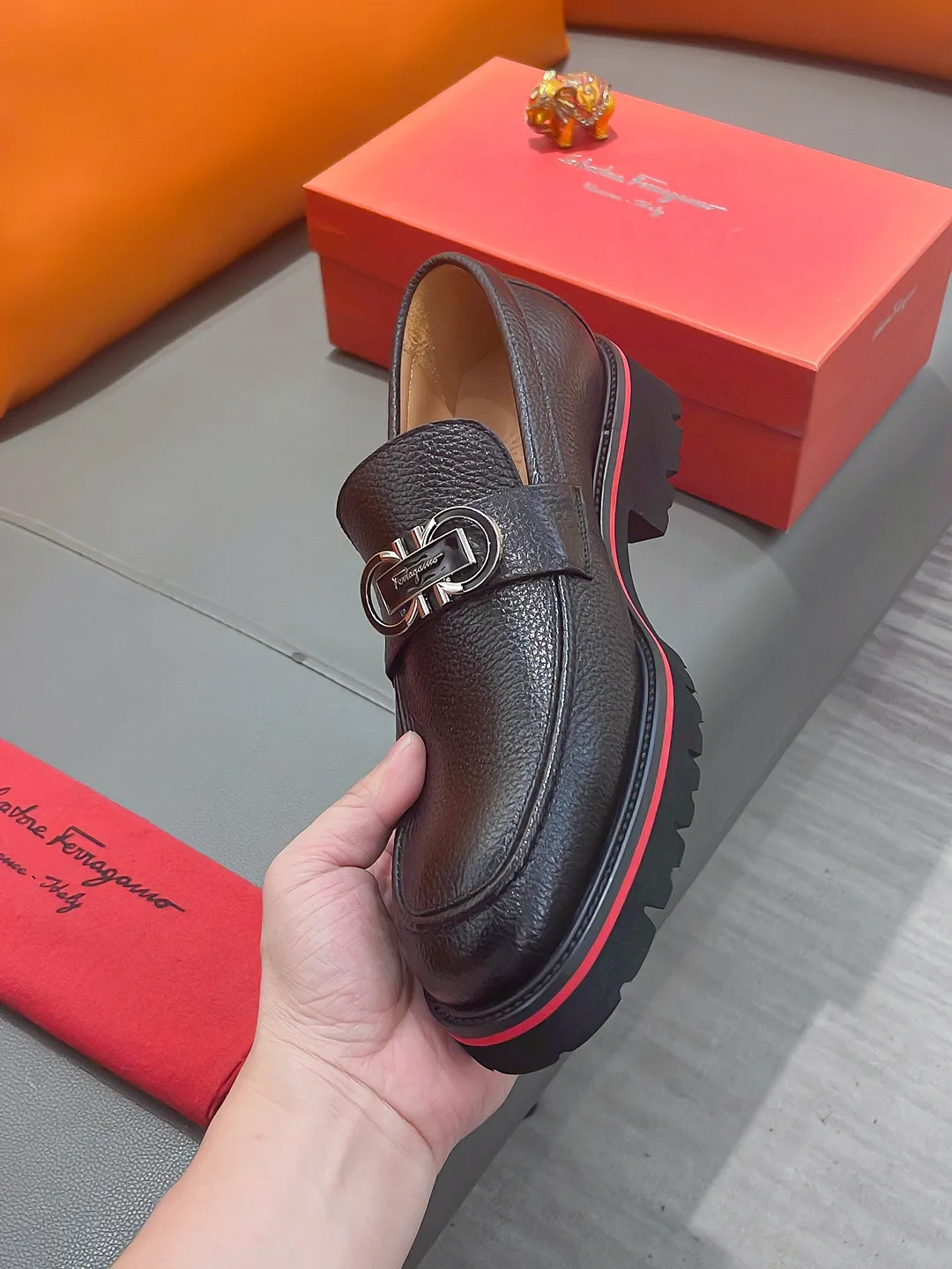 Men's shoes FERRAGAMO "Ferragamo" P540 Regular size: 39-44 (38, 45, 46, 47 customized) (suit shoes) Product materials: Selected first-layer cowhide upper, imported sheepskin lining; original outsole.